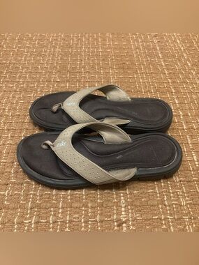Nike Women's Black and Taupe Flip Flop Sandals